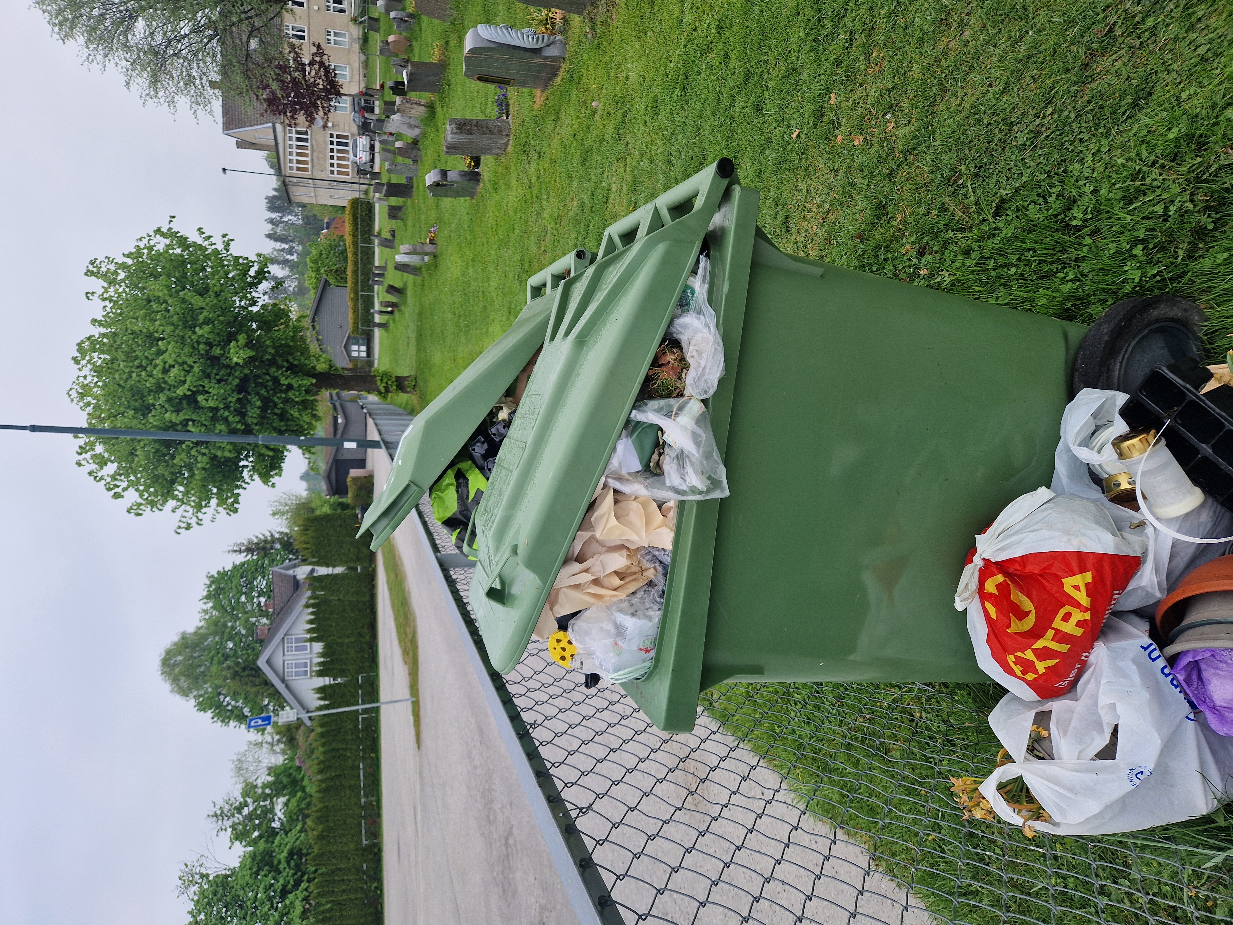 Overfylte s&oslash;ppeldunker ved H&oslash;nefoss kirkeg&aring;rd