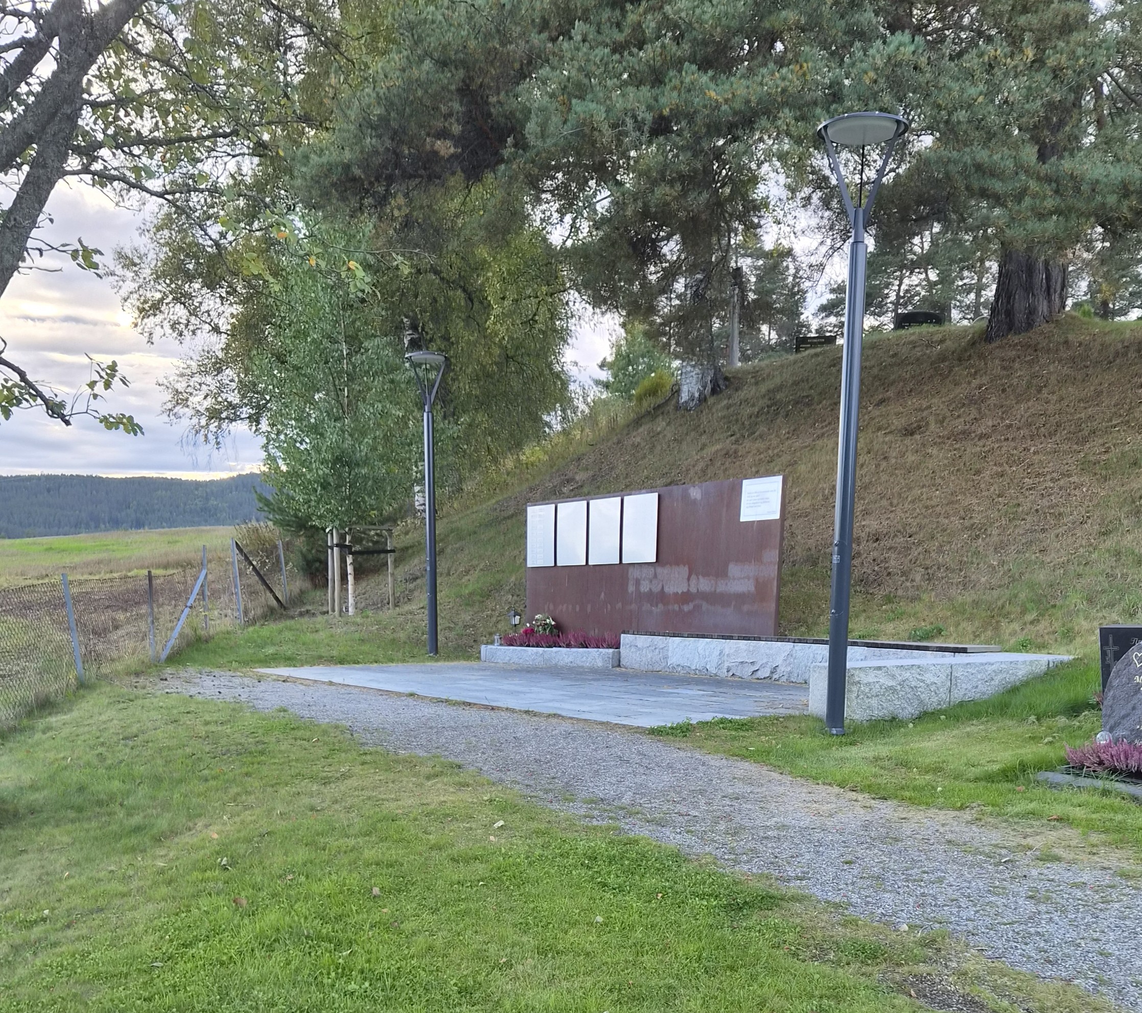 Minnetavle med dikt av Kolbein Falkeid