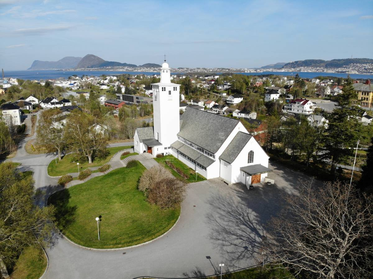 Langevåg kyrkje, dronebilete.