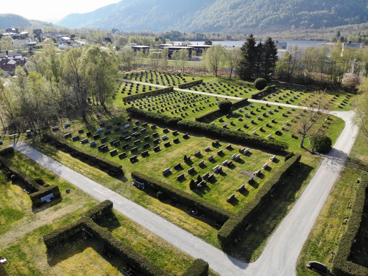 Langevåg kyrkjegard - gammal del. Dronebilete.